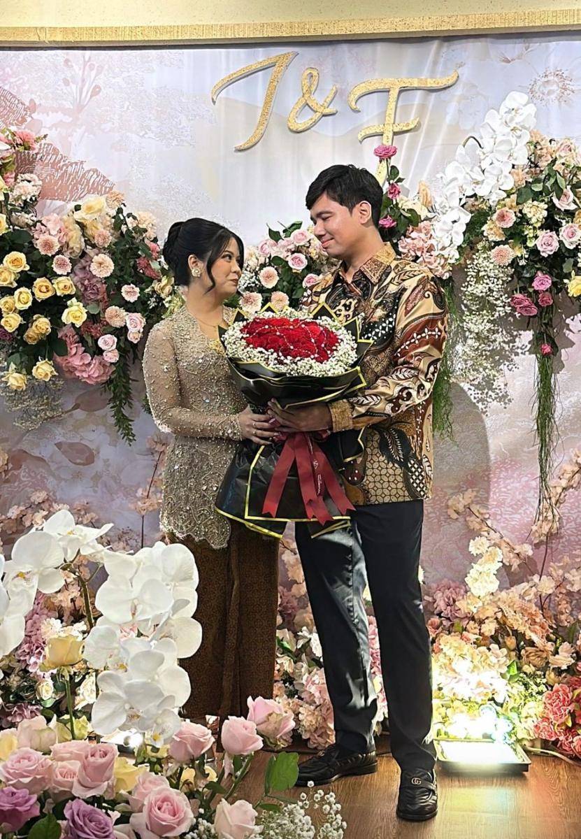 busana dan makeup lamaran Indah (instagram.com/fransfaisal_)