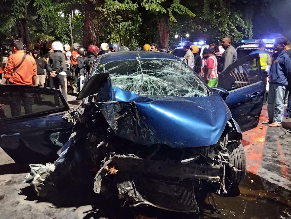 Pengendara Ford Tewas Setelah Tabrak Pengangkut Sampah