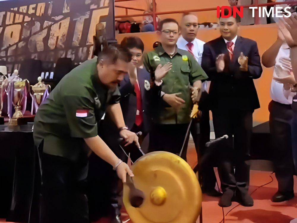 Kabid Hukum dan Disiplin Kompol Willy Budianto (menabuh gong) yang mewakili ketua umum Forki Jateng saat membuka resmi kejuaran karate jateng piala Kadisporabudpar, Sabtu (7/12/2024).(IDN Times/Cokie Sutrisno)
