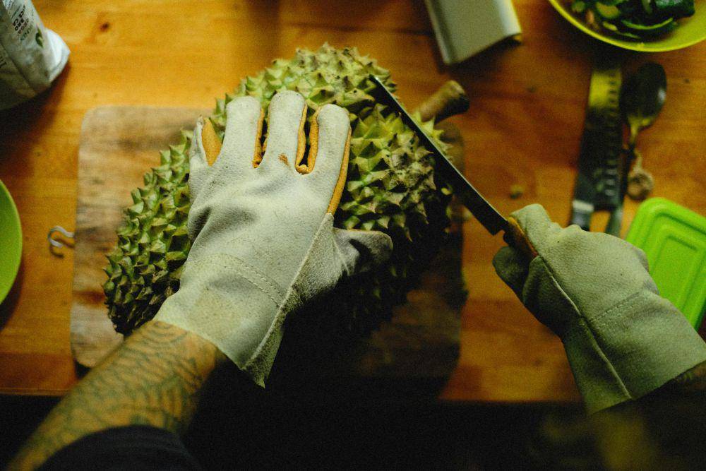 ilustrasi memotong buah nangka (pexels.com/Alexey Demidov)