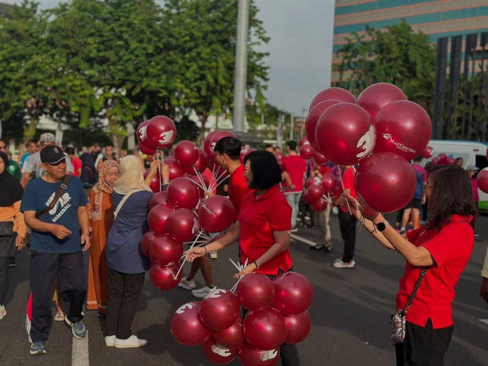 Mal Ciputra Semarang merayakan HUT Ke-31 dengan bagi-bagi balon di acara Car Free Day di Simpanglima Semarang, Minggu (8/12/2024). (Instagram/@clsemarang)