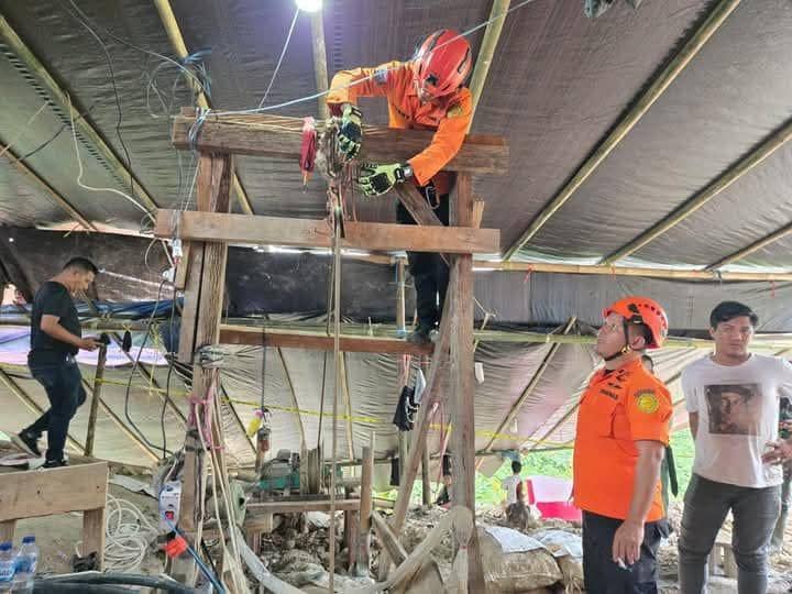Basarnas Manado mengevakuasi 2 penambang yang masih terjebak di lubang tambang emas rakyat di Desa Tatelu, Kecamatan Dimembe, Kabupaten Minahasa Utara, Sulawesi Utara. Dok. Basarnas Manado