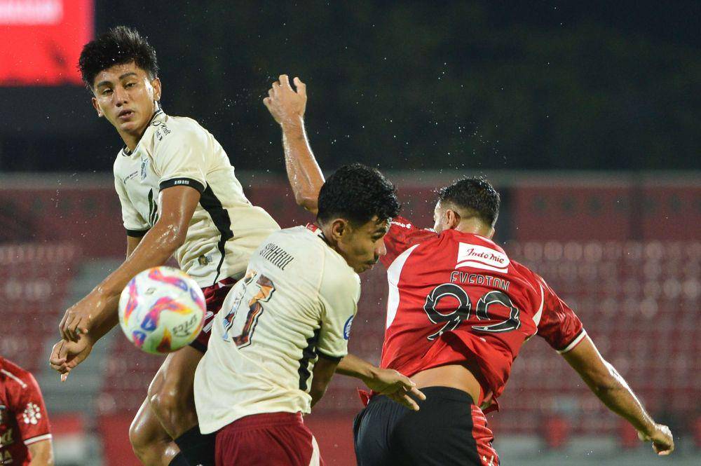 Pesepak bola Bali United Everton Nascimento (kanan) berebut bola dengan pesepak bola PSM Makassar Mufli Hidayat (kiri) dan Syahrul Lasinari (tengah) saat pertandingan Liga 1 2024/2025 di Stadion Kapten I Wayan Dipta, Gianyar, Bali, Sabtu (7/12/2024). ANTARA FOTO/Fikri Yusuf/aww.