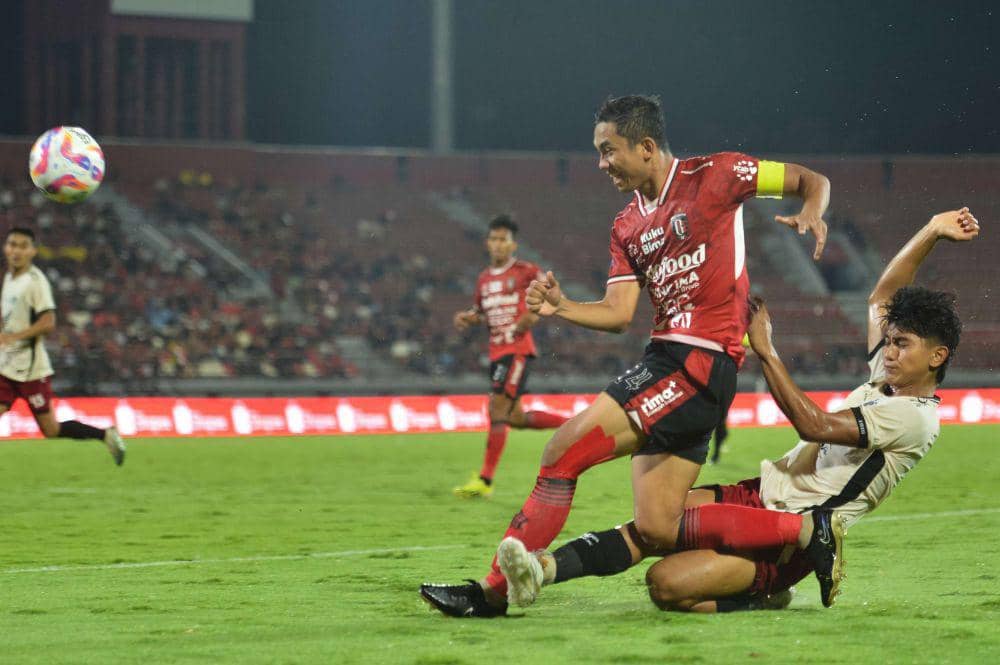 Pesepak bola Bali United Ricky Fajrin (kiri) berusaha melewati hadangan pesepak bola PSM Makassar Mufli Hidayat (kanan) saat pertandingan Liga 1 2024/2025 di Stadion Kapten I Wayan Dipta, Gianyar, Bali, Sabtu (7/12/2024). ANTARA FOTO/Fikri Yusuf/aww.