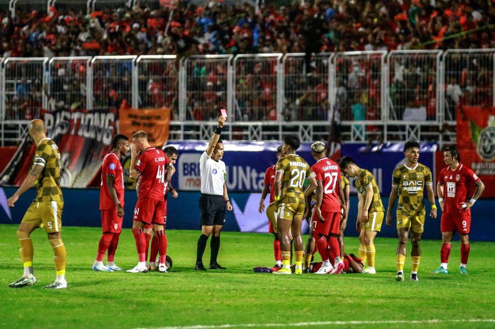 Salah satu momen laga pekan ke-13 BRI Liga 1 2024/25 antara Malut United versus Dewa United, Sabtu (7/12/2024). ANTARA FOTO/Andri Saputra/aww