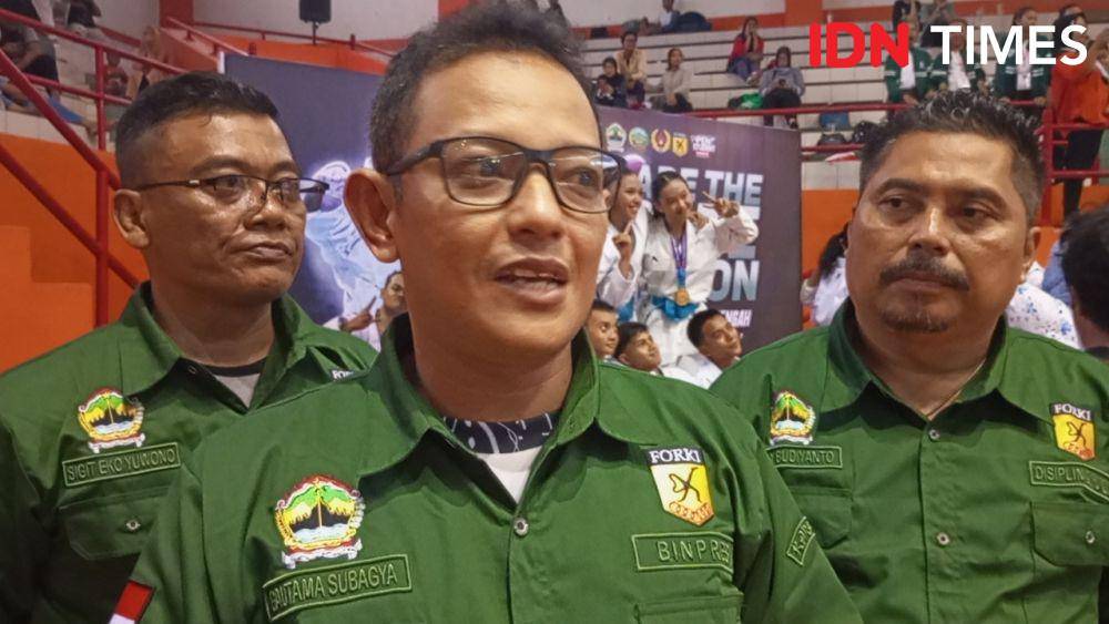 Wakil ketua bidang pembinaan dan prestasi Forki Jateng Gautama Subagyo (tengah) tegaskan mulai 2024 targetkan peningkatan prestasi atlet, Minggu (8/12/2024).(IDN Times/Cokie Sutrisno)
