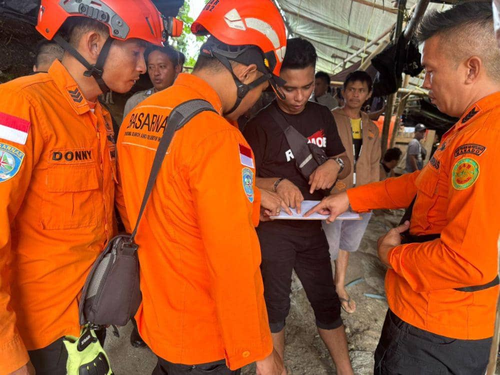 Basarnas Manado mengevakuasi 2 penambang yang masih terjebak di lubang tambang emas rakyat di Desa Tatelu, Kecamatan Dimembe, Kabupaten Minahasa Utara, Sulawesi Utara. Dok. Basarnas Manado