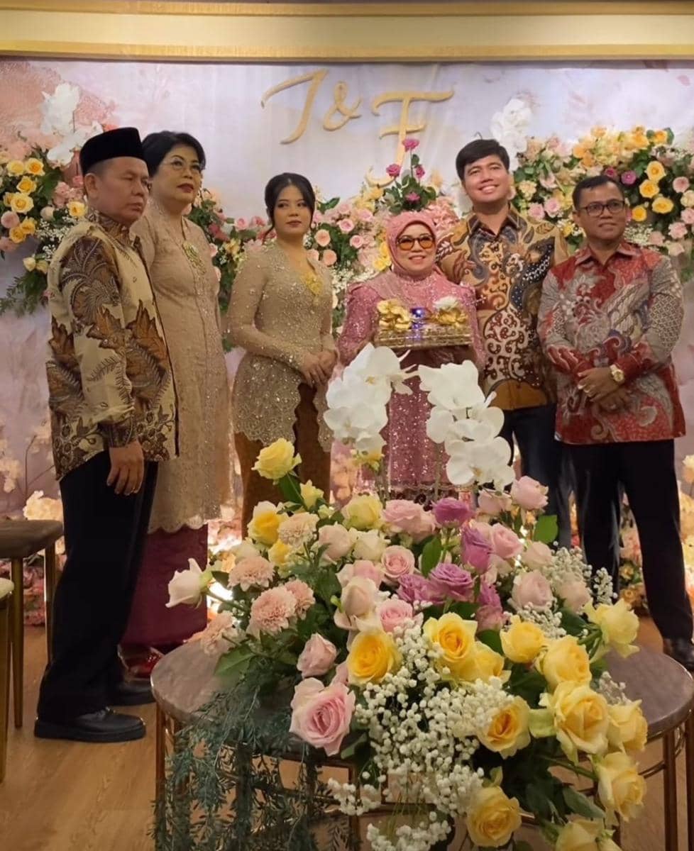 Lamaran Frans Faisal dan Indah. (Instagram.com/fransfaisal_)