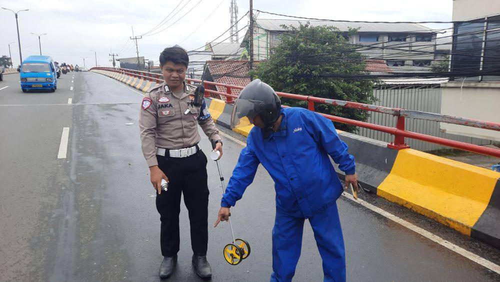 TKP tabrakan motor dengan truk di fly over Cibinong, Bogor, Sabtu (7/12/2024). (Humas Polres Bogor).