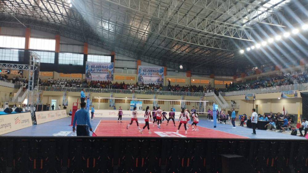 Pertandingan Kejurnas Voli U-19 di GOR Siger Bandar Lampung. (IDN Times/Muhaimin)