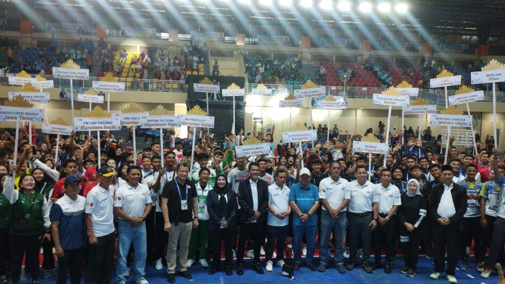 Foto bareng semua peserta Kejurnas Voli U-19 di GOR Siger Bandar Lampung. (IDN Times/Muhaimin)