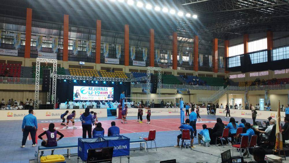 Pertandingan Kejurnas Voli U-19 di GOR Siger Bandar Lampung. (IDN Times/Muhaimin)