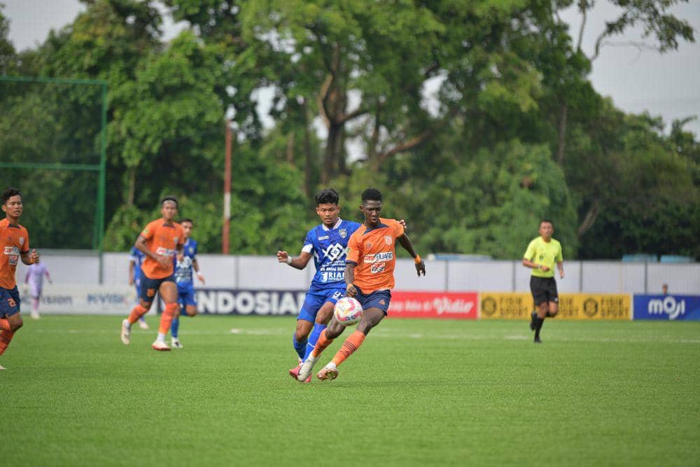 Pemain PSPS saat mencoba merebut bola dari kaki pemain Dejan FC (IDN Times/ dok PSPS Pekanbaru)