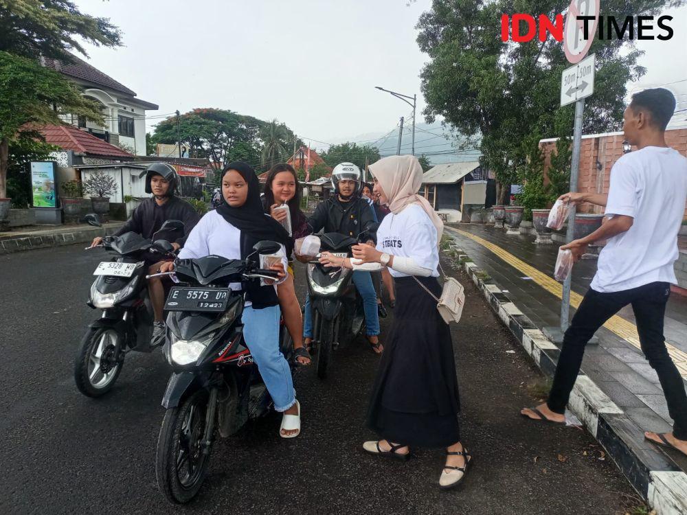 Borong dari Pelaku UMKM, Warga Majalengka Berbagi Es Teh