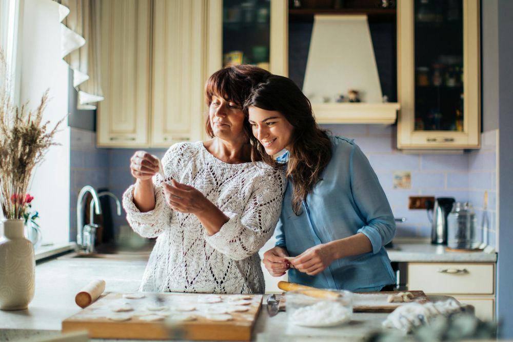 ilustrasi memasak bersama ibu (pexels.com/@elly-fairytale)