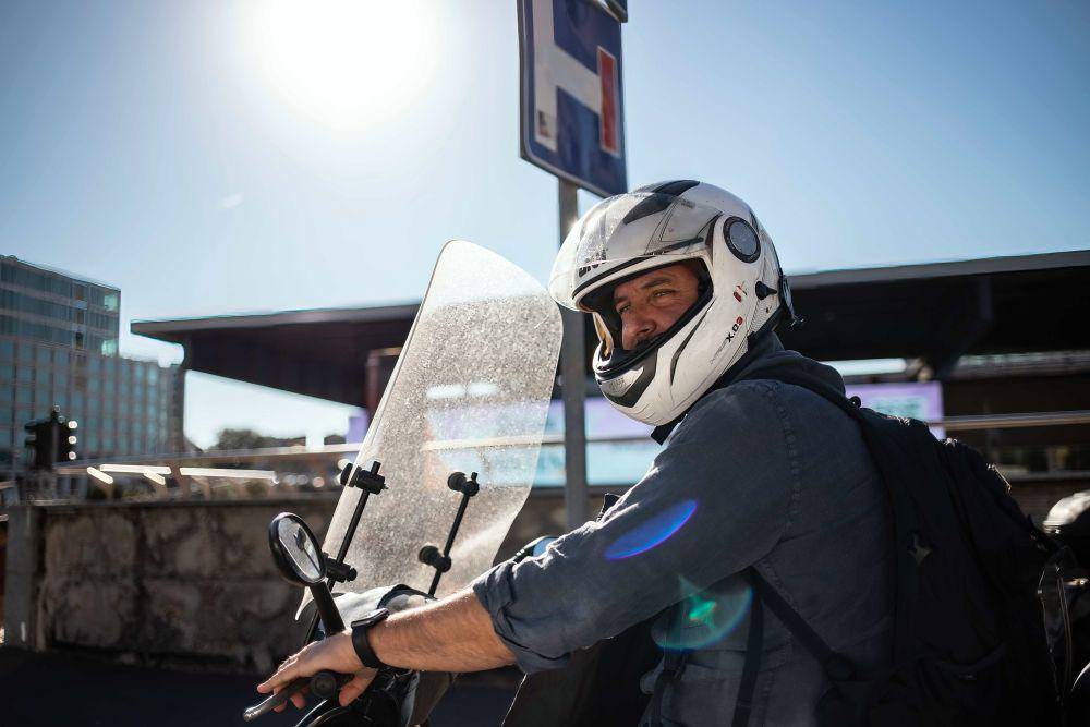 ilustrasi helm motor (pexels.com/Filip Rankovic Grobgaard)