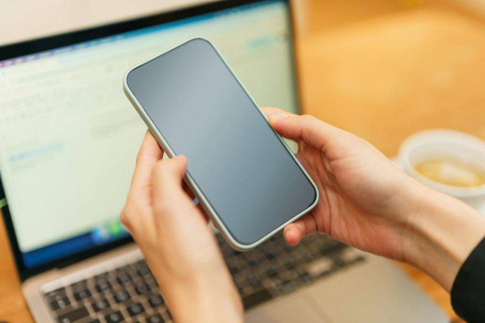 ilustrasi memegang gadget (pexels.com/Jakub Zerdzick)