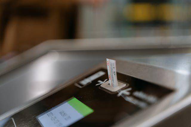Ilustrasi tiket transportasi (pexels.com/MART PRODUCTION)