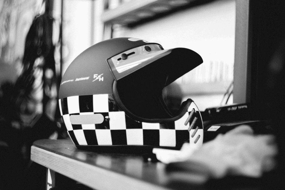 ilustrasi helm motor (pexels.com/Matheus Triaquim)