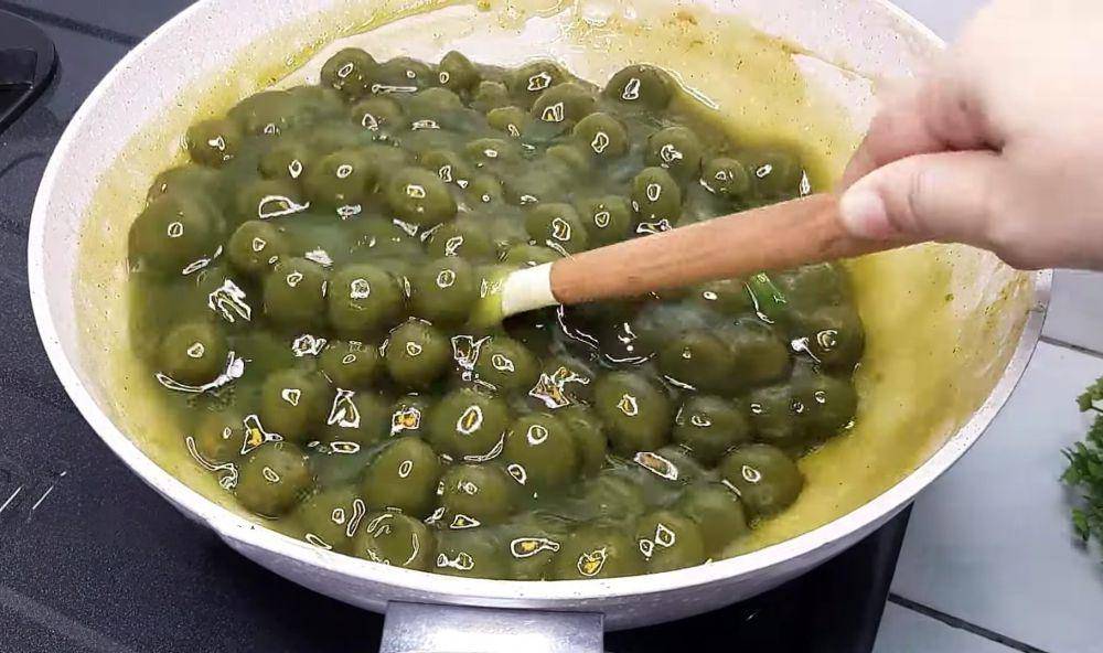 ilustrasi membuat biji salak pandan (YouTube.com/Dapur serba bisa)