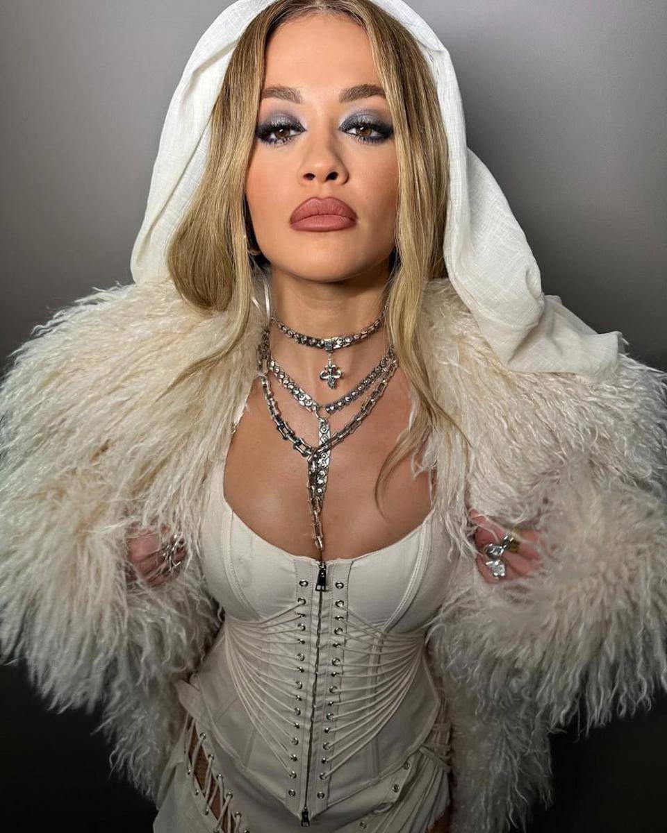 Bombshell makeup ala Rita Ora (instagram.com/ritaora)