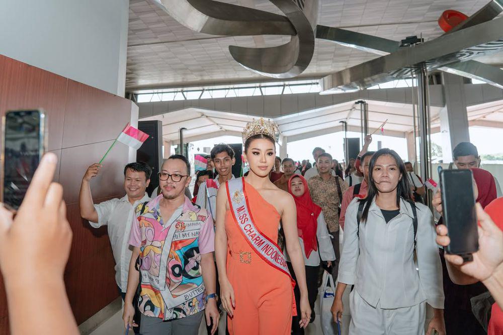 7 Potret Keberangkatan Melati Tedja ke Ajang Miss Charm 2024, Menawan!