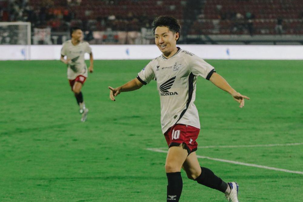 Pemain PSM Makassar, Daisuke Sakai, melakukan selebrasi setelah mencetak gol ke gawang Bali United dalam laga pekan ke-13 BRI Liga 1 2024/25 yang berlangsung di Stadion Kapten I Wayan Dipta Gianyar pada Sabtu 7 Desember 2024. (Instagram.com/psm_makassar)