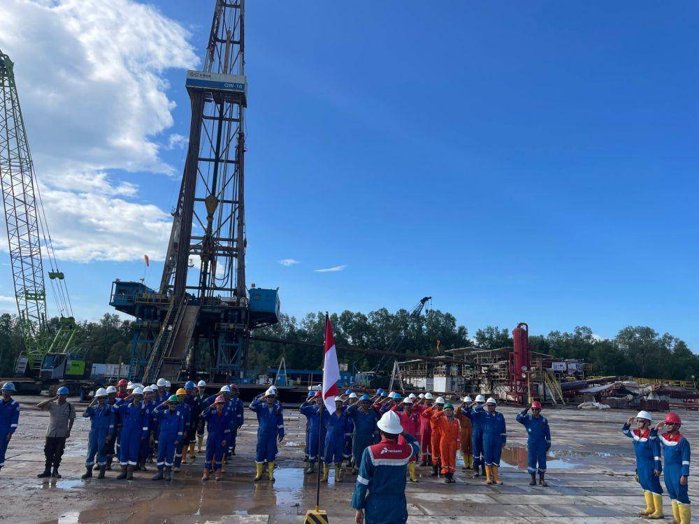 Ilustrasi pekerja sektor minyak dan gas di Kalimantan Timur. Foto istimewa