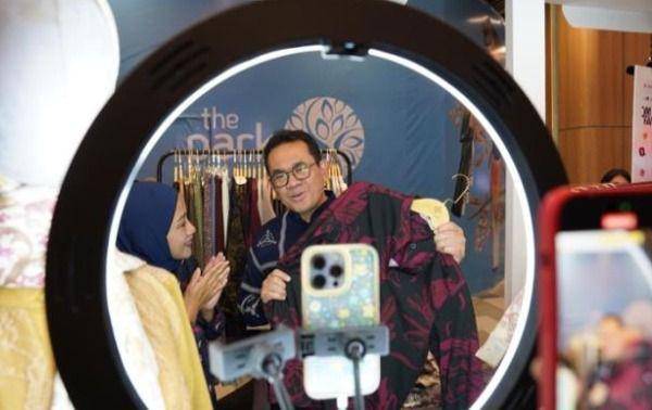 Mendag Budi Santoso saat live shopping (Dok Kemendag)