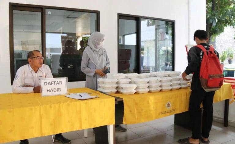 Universitas Gadjah Mada membagikan sarapan dan susu gratis bagi mahasiswa yang tengah mengikuti Ujian Akhir Semester (UAS). (ugm.ac.id)