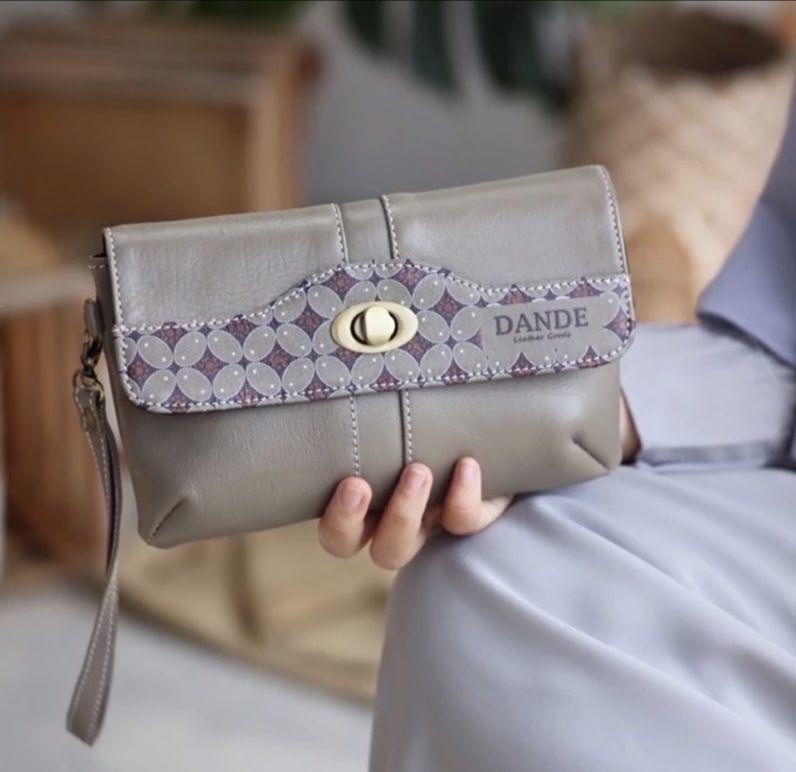 5 Tas Batik Perempuan Mengesankan untuk Dipakai ketika Perayaan Natal