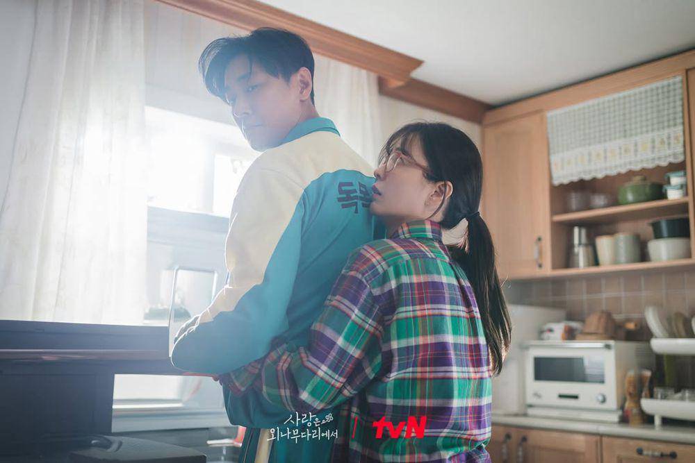 potret Jung Yu Mi dan Ju Ji Hoon di drama Korea Love Your Enemy (dok. tvN)