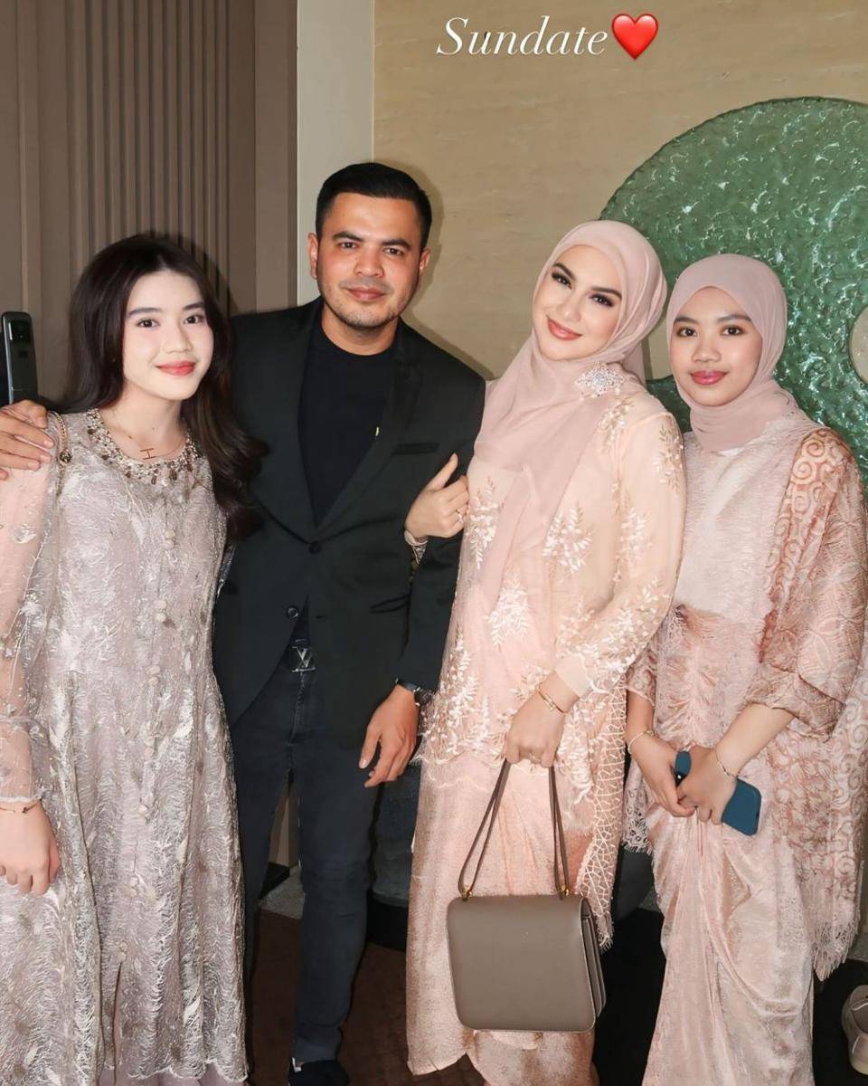 Irish Bella dengan putri sambungnya (Instagram.com/_irishbella_)