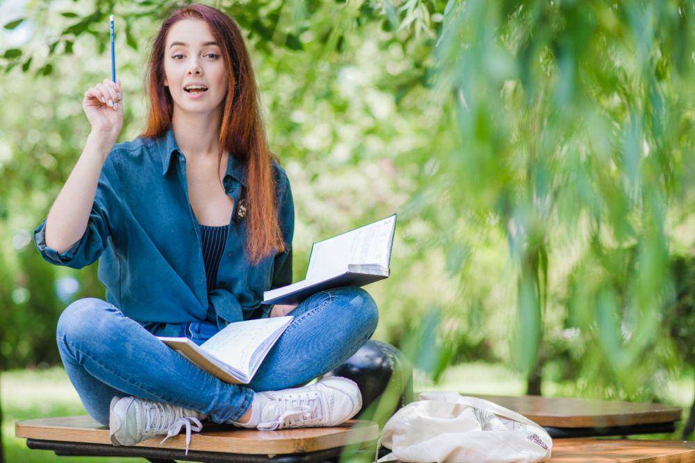 Ilustrasi wanita membaca buku di taman (freepik.com/freepik)