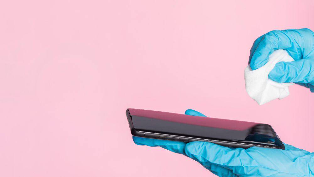 ilustrasi membersihkan layar dengan minyak kayu putih sebelum memasang tempered glass HP (freepik.com/freepik)