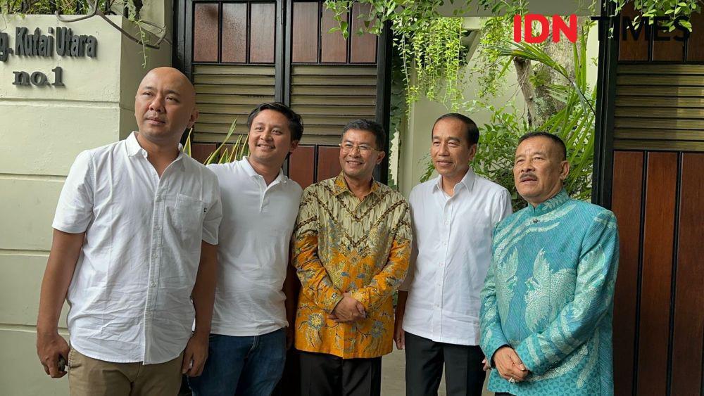Wakil Gubernur Jabar terpilih, Erwan Setiawan bersama bos Persib Bandung Umuh Muchtar menemui Jokowi di kediaman Sumber. (IDN Times/Larasati Rey)