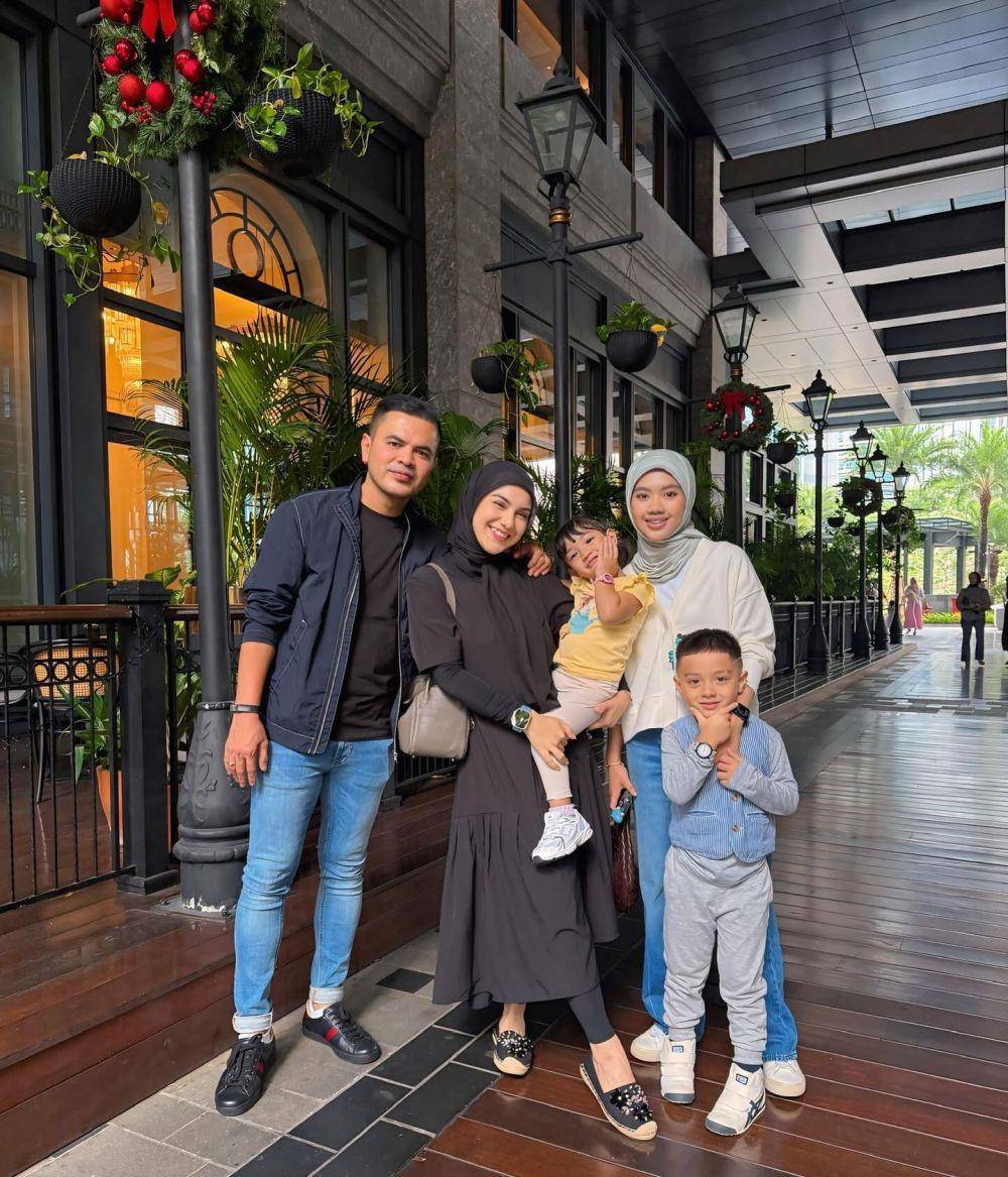 Irish Bella dengan putri sambungnya (Instagram.com/_irishbella_)