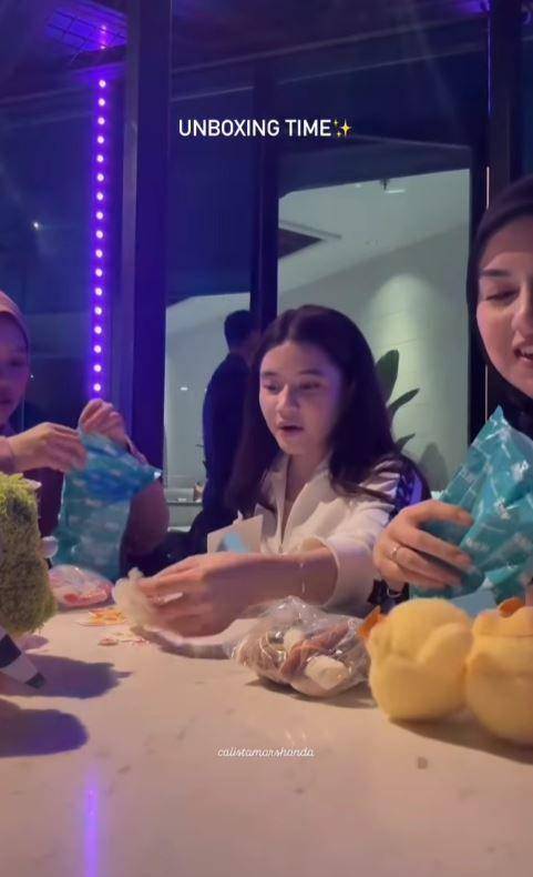 Irish Bella dengan putri sambungnya (Instagram.com/_irishbella_)