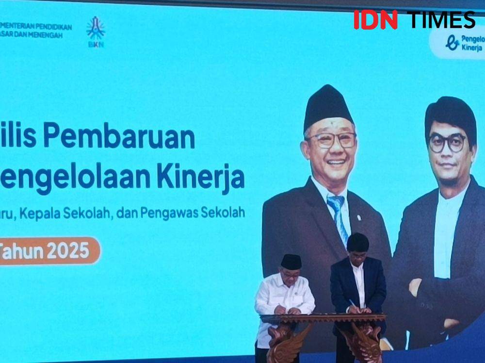 Menteri Pendidikan Dasar dan Menengah (Mendikdasmen) Abdul Mu'ti meluncurkan e-kinerja guru di gedung Kemendikdasmen, Senin (9/12/2024). (IDN Times/Dini Suciatiningrum)