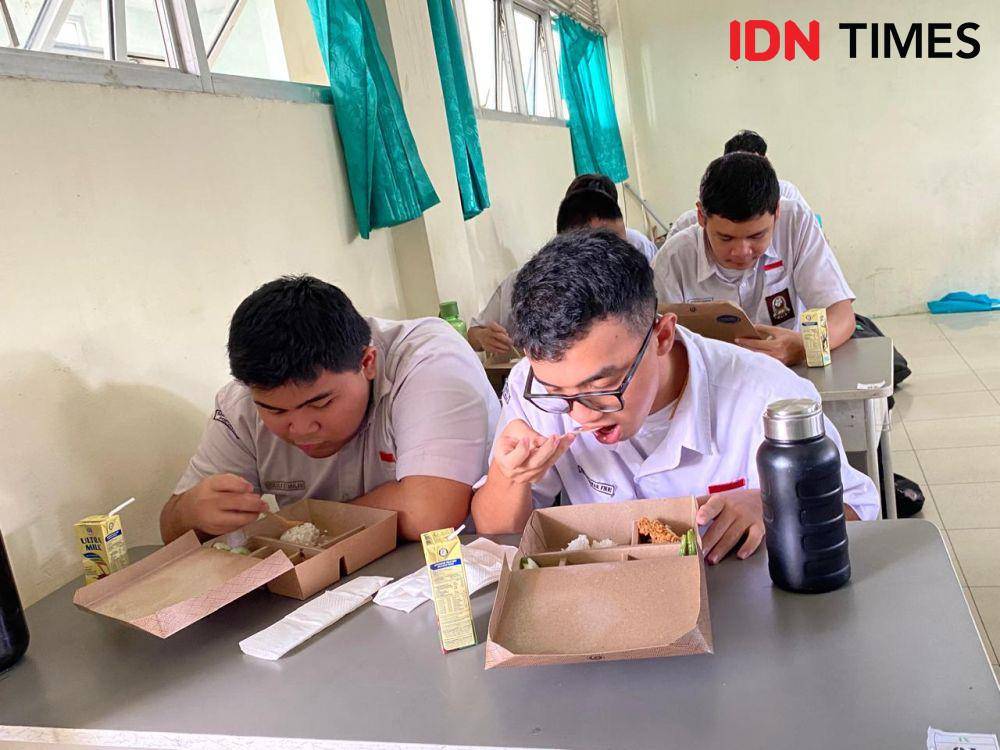 Pemprov Kalbar gelar simulasi makan bergizi gratis di SMA N 1 Pontianak. (IDN Times/Teri).
