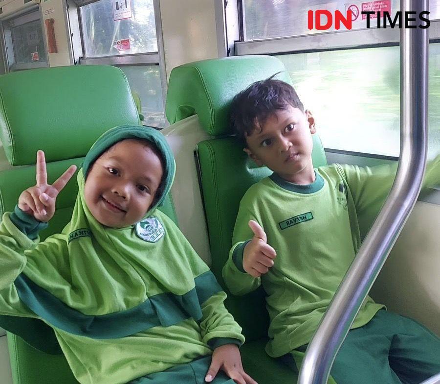 Siswa TK Sabilul Falah menaiki KA Batara Kresna. (IDN Times/Larasati Rey)