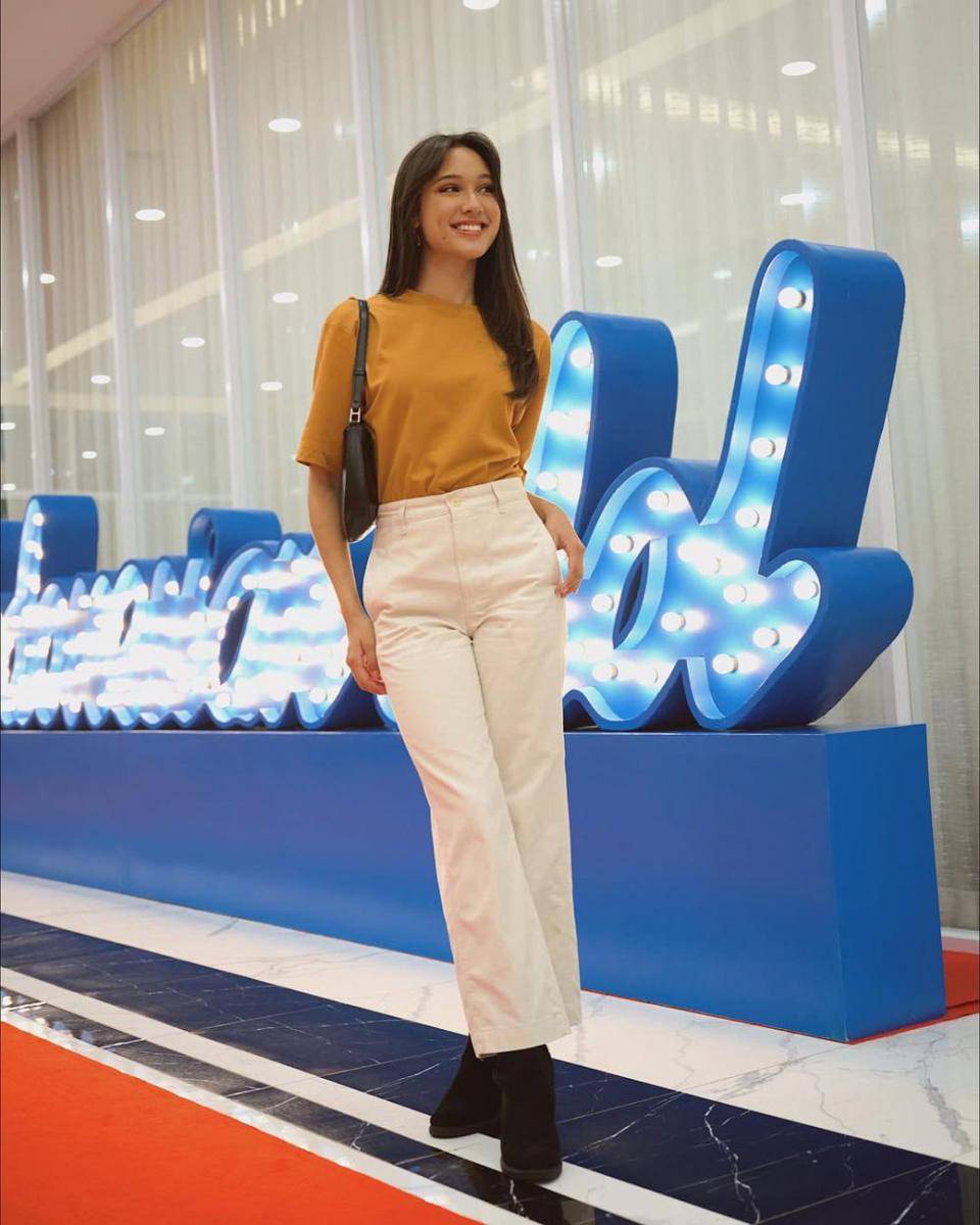 ide outfit smart casual ala Yasmin Napper (instagram.com/yasminnapper)