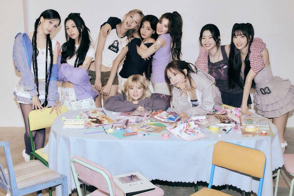potret TWICE di mini album STRATEGY (instagram.com/twicetagram)