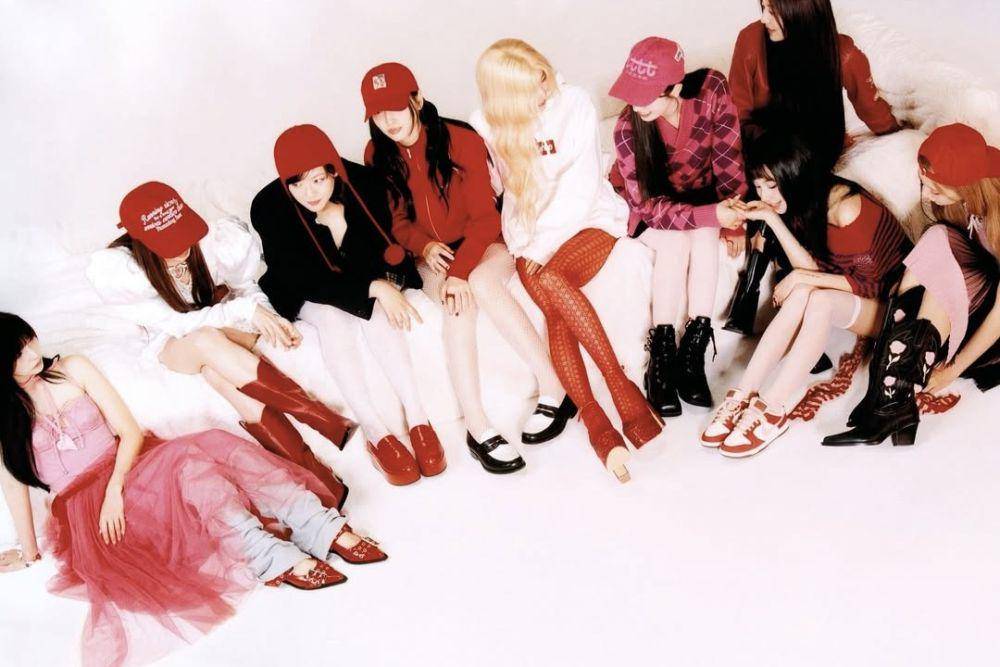 potret TWICE di mini album STRATEGY (instagram.com/twicetagram)