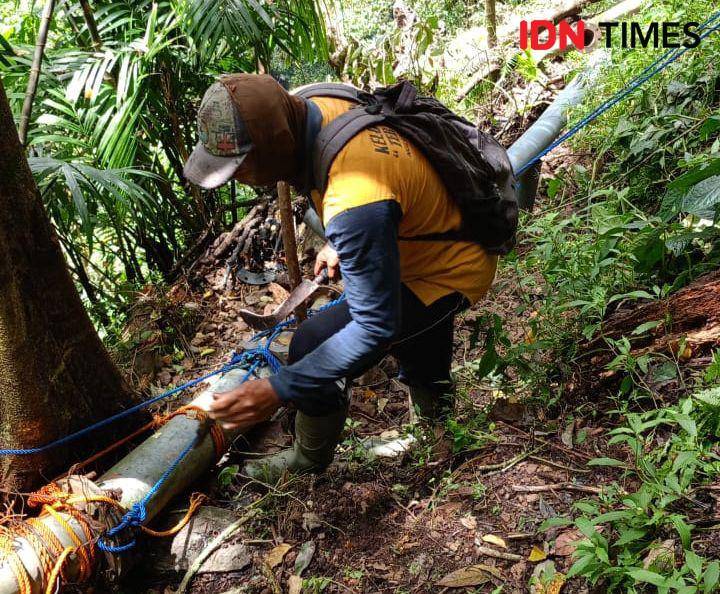 Medan ekstrim sulitkan petugas PDAM lakukan penyambungan pipa putus. IDN Times/ Riyanto.