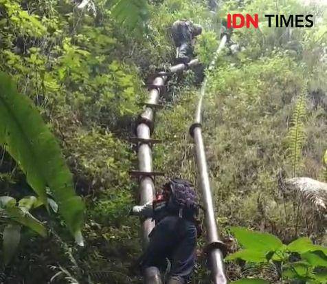 Medan ekstrim sulitkan petugas PDAM lakukan penyambungan pipa putus. IDN Times/ Riyanto.