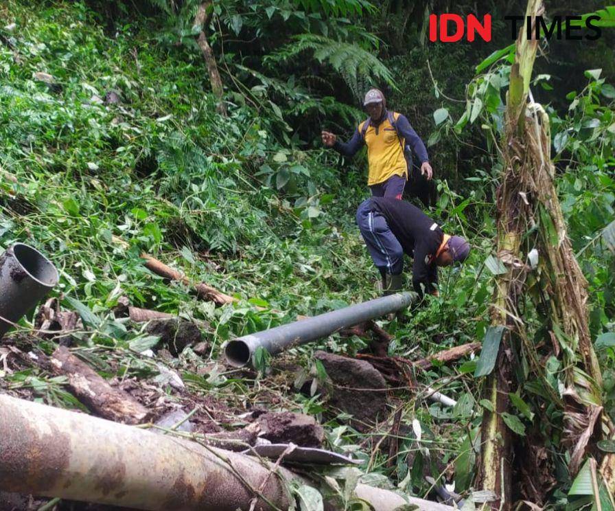 Medan ekstrim sulitkan petugas PDAM lakukan penyambungan pipa putus. IDN Times/ Riyanto.
