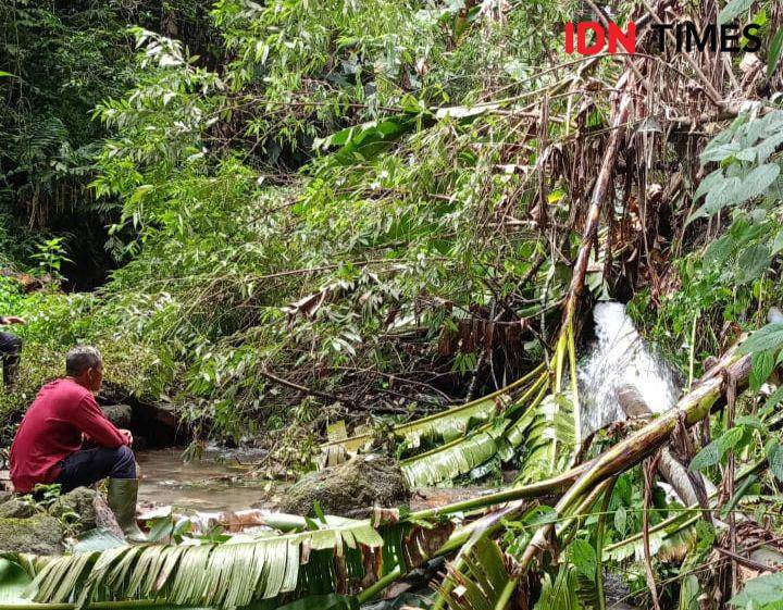 Medan ekstrim sulitkan petugas PDAM lakukan penyambungan pipa putus. IDN Times/ Riyanto.