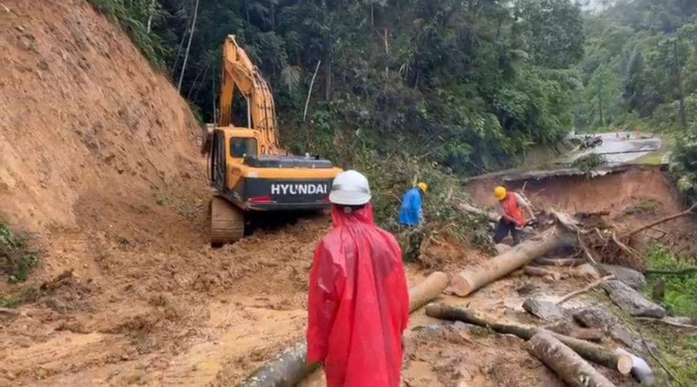 4 Hari Longsor, Akses Jalan Wisata Negeri di Atas Awan Masih Terputus