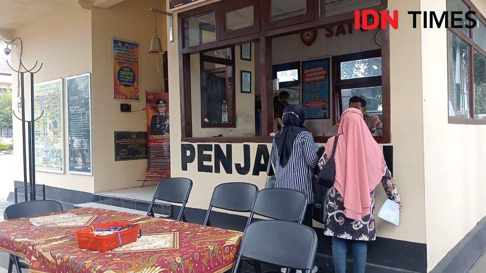 Sri Fauzi dan anaknya Nissa melaporkan dugaan penipuan ke Polres Magetan. IDN Times/ Riyanto.